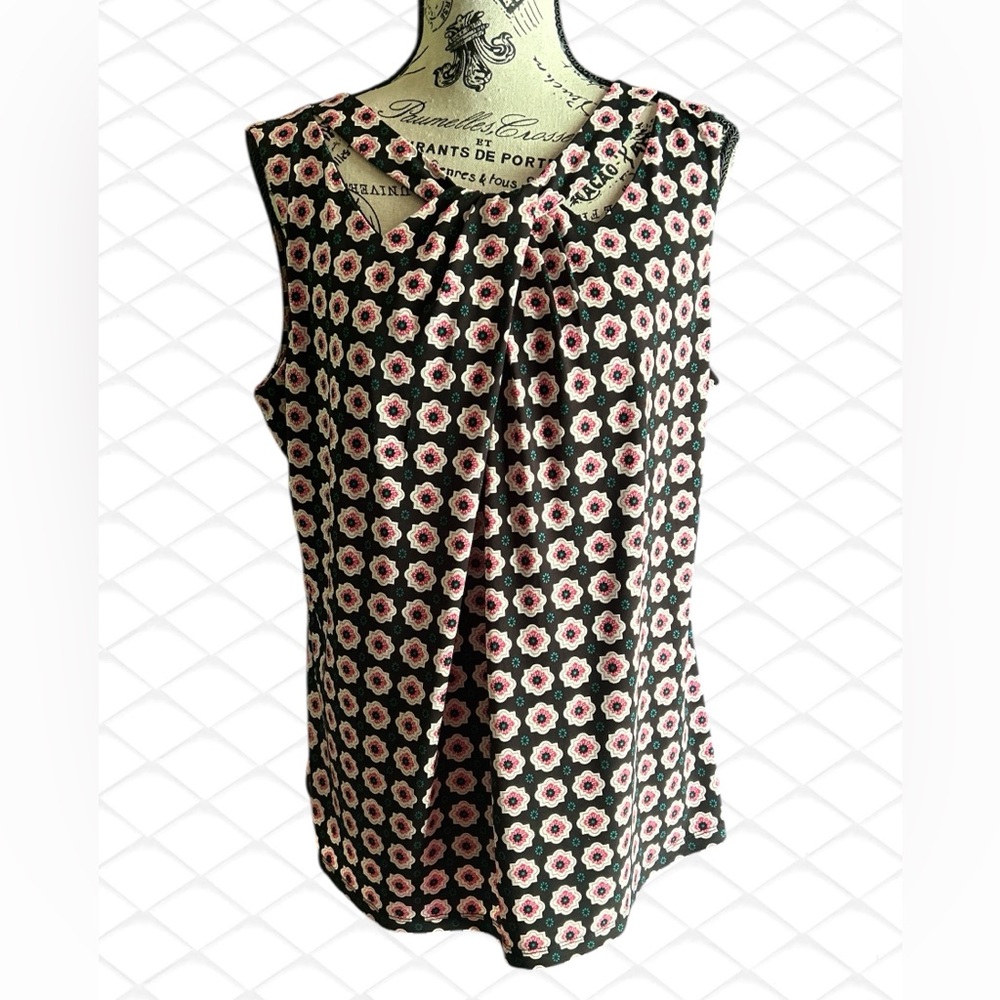 Nine West Cut Out Neckline Sleeveless Top